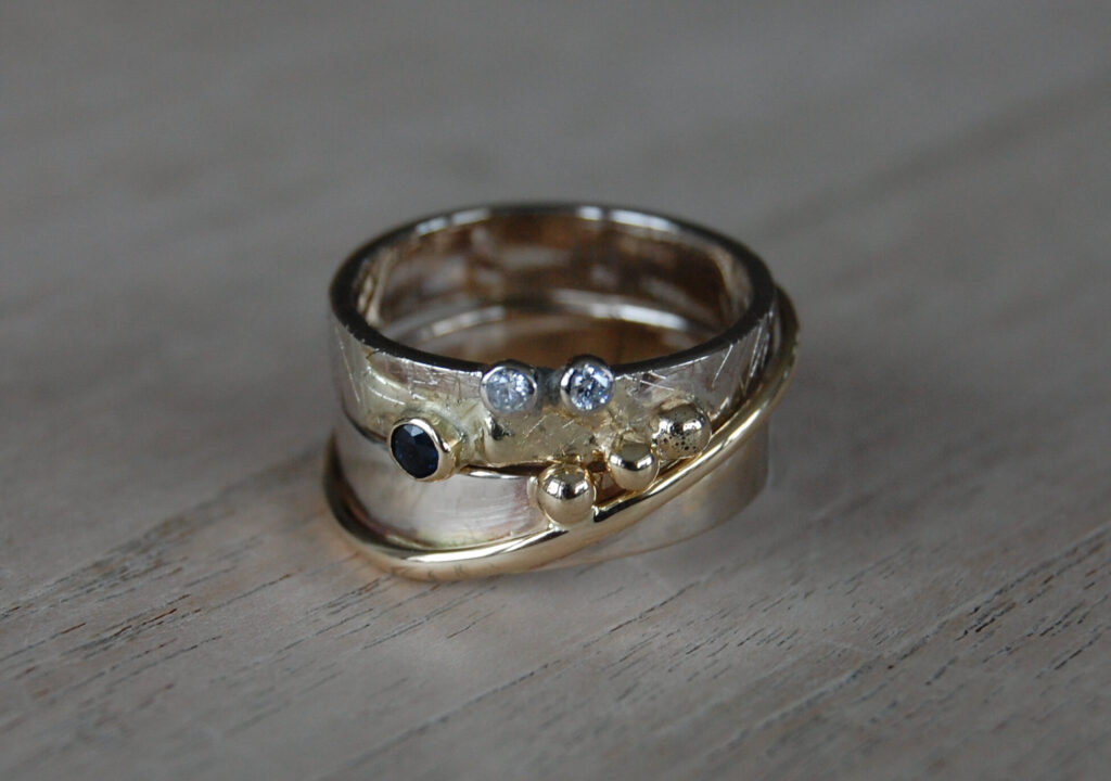 ring witgoud geelgoud saffier diamanten