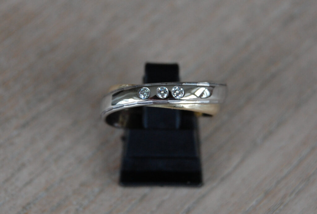 trouwring geelgoud verlovingsring witgoud diamanten