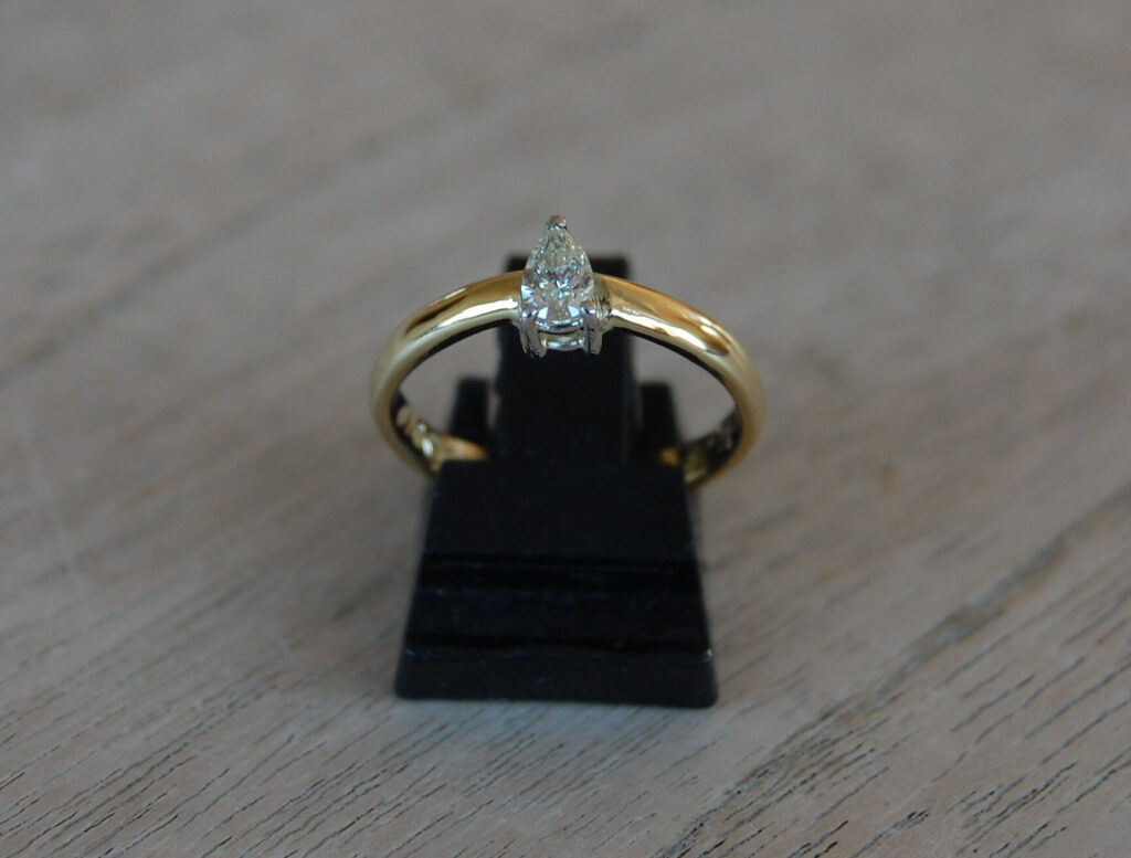 ring goud diamant peervorm