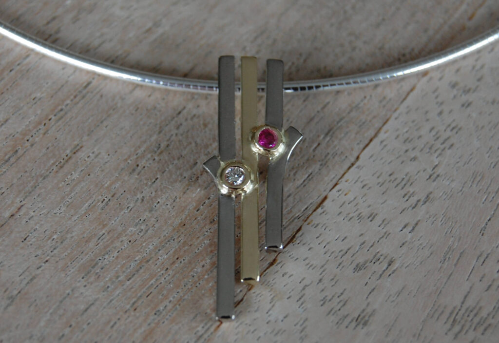 hanger geelgoud witgoud diamant robijn collier zilver