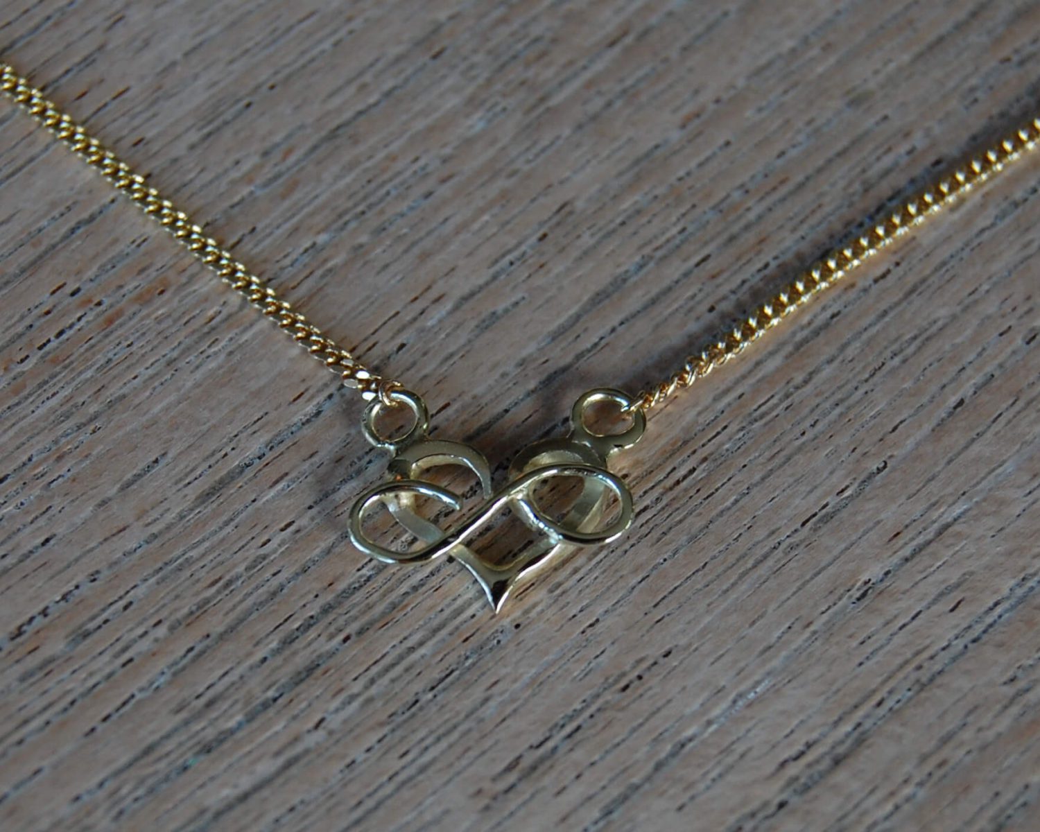 Symbolisch collier in 14 karaats goud.