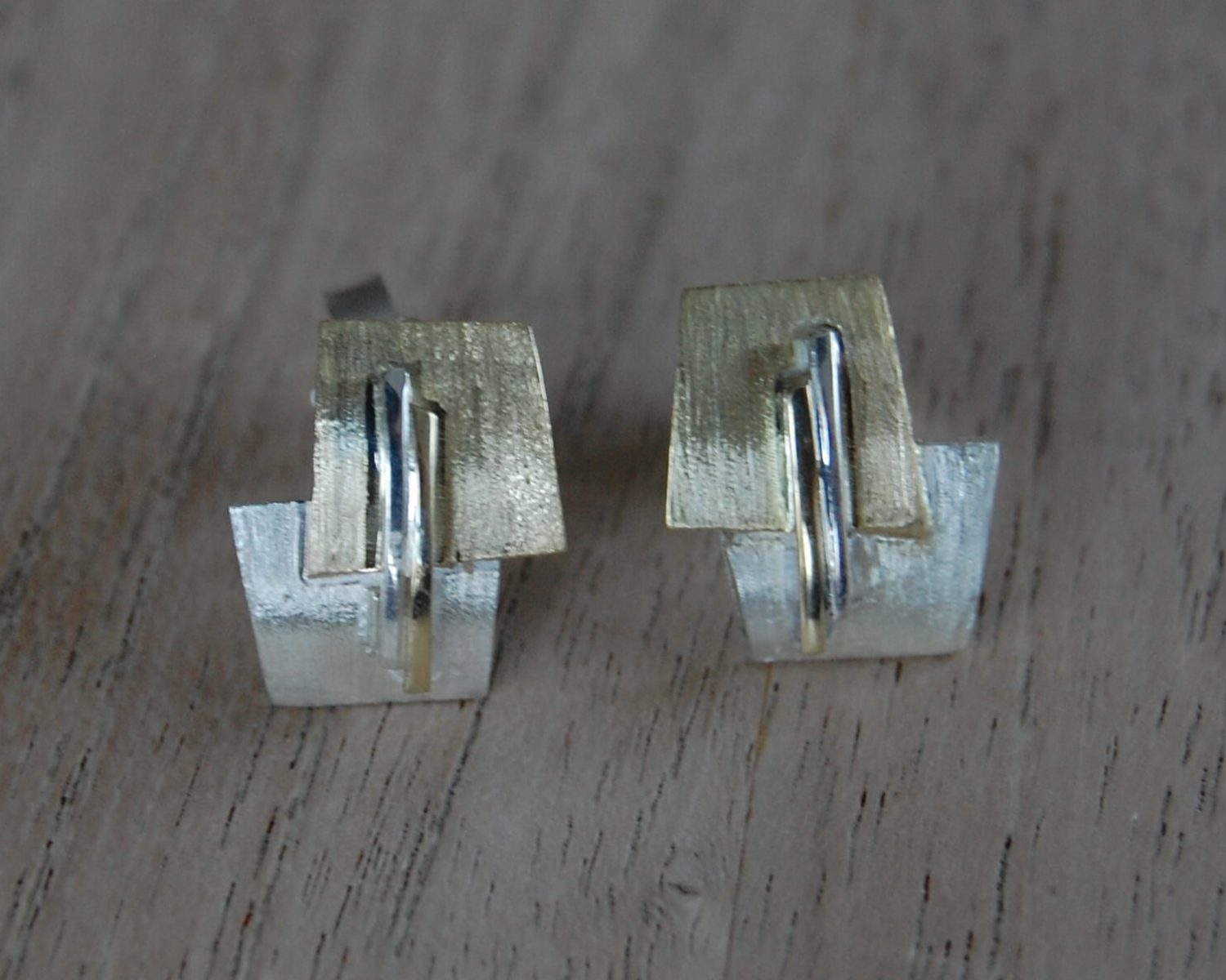 Symbolische oorbellen in 14 karaats geelgoud en 1e gehalte zilver. Bij deze oorbellen is ook een bijpassende hanger gemaakt.