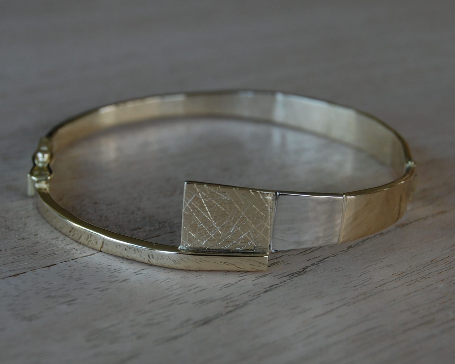 Armband gemaakt uit aangeleverd geelgoud en toegevoegd witgoud. Er is ook een bijpassende ring gemaakt (zie "ringen").