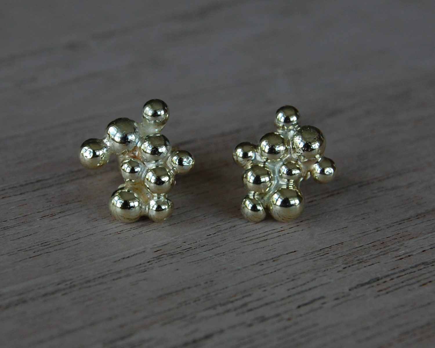 Oorbellen gemaakt uit aangeleverde geelgouden sieraden. Er is ook een bijpassende ring gemaakt (zie album ringen).