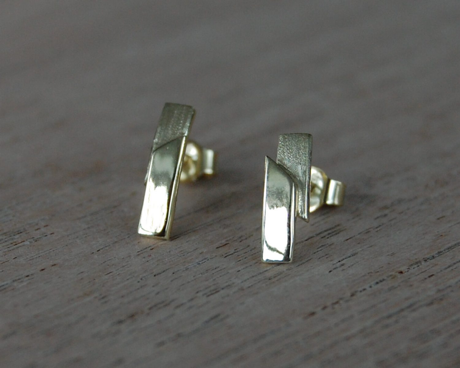 Oorbellen gemaakt uit aangeleverd goud. Bij deze oorbellen is ook een bijpassende hanger gemaakt.