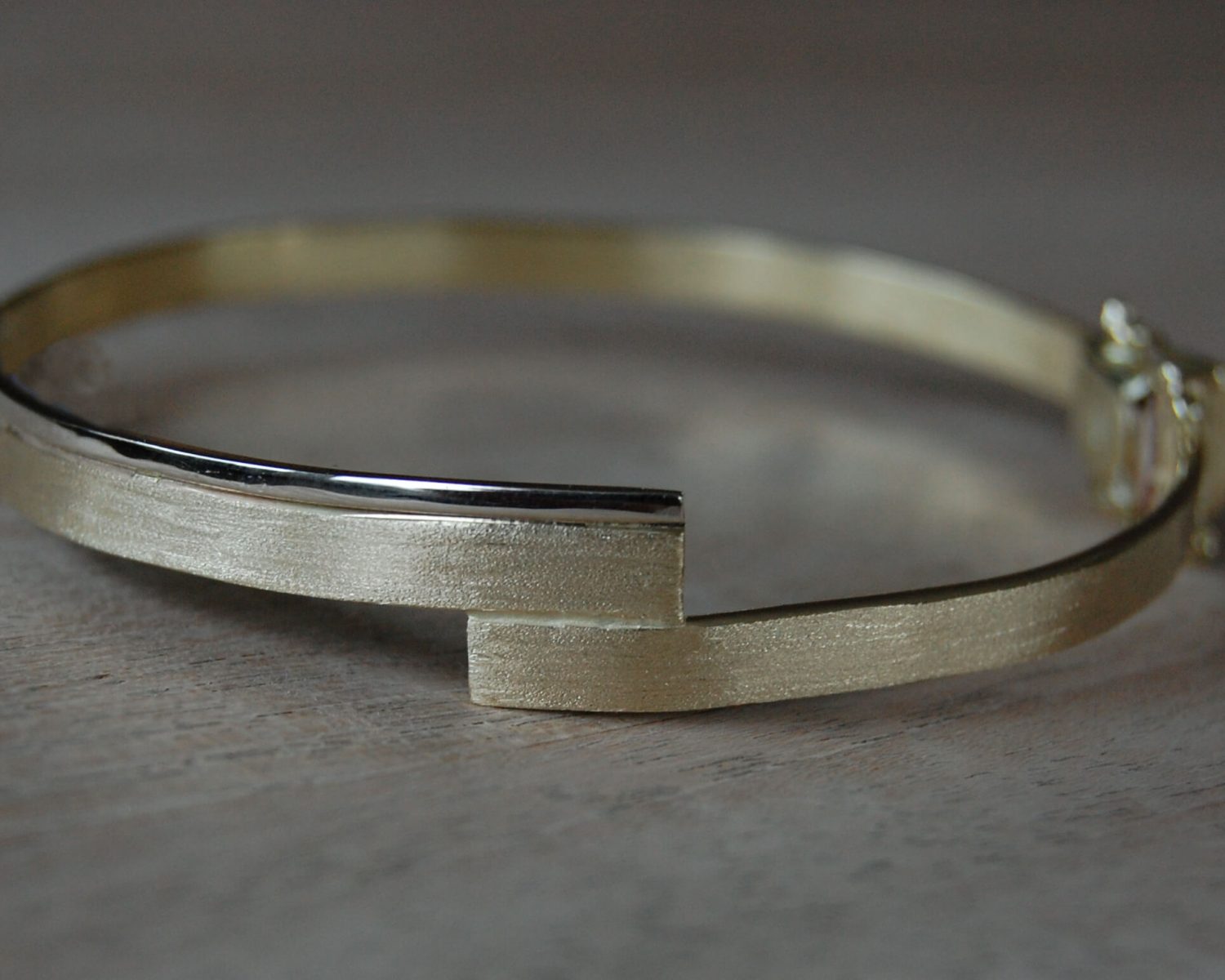 Armband gemaakt uit aangeleverde geel- en witgouden sieraden, passend bij eerder gemaakte ring.