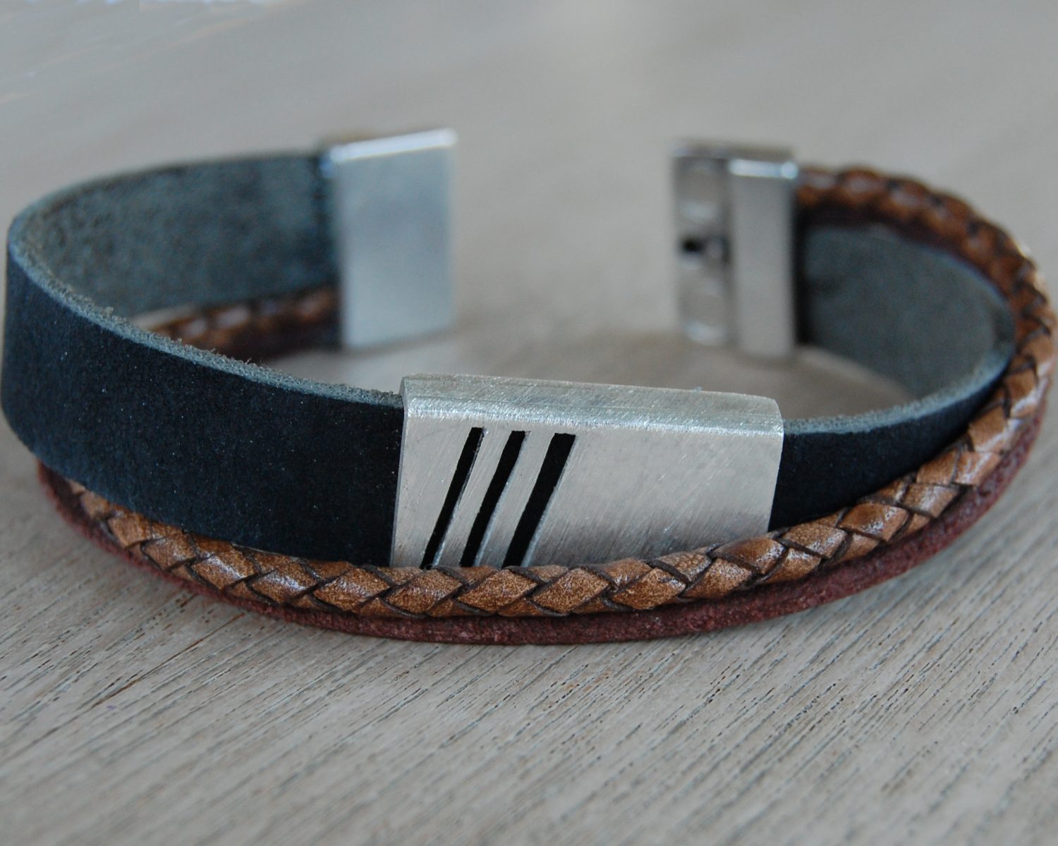 Leren herenarmband met zilveren kast.