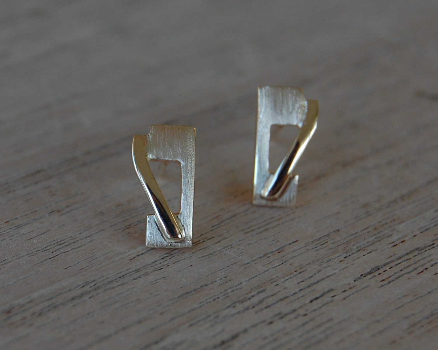 Oorbellen gemaakt uit aangeleverde gouden sieraden. Hierbij is ook een bijpassende armband gemaakt.