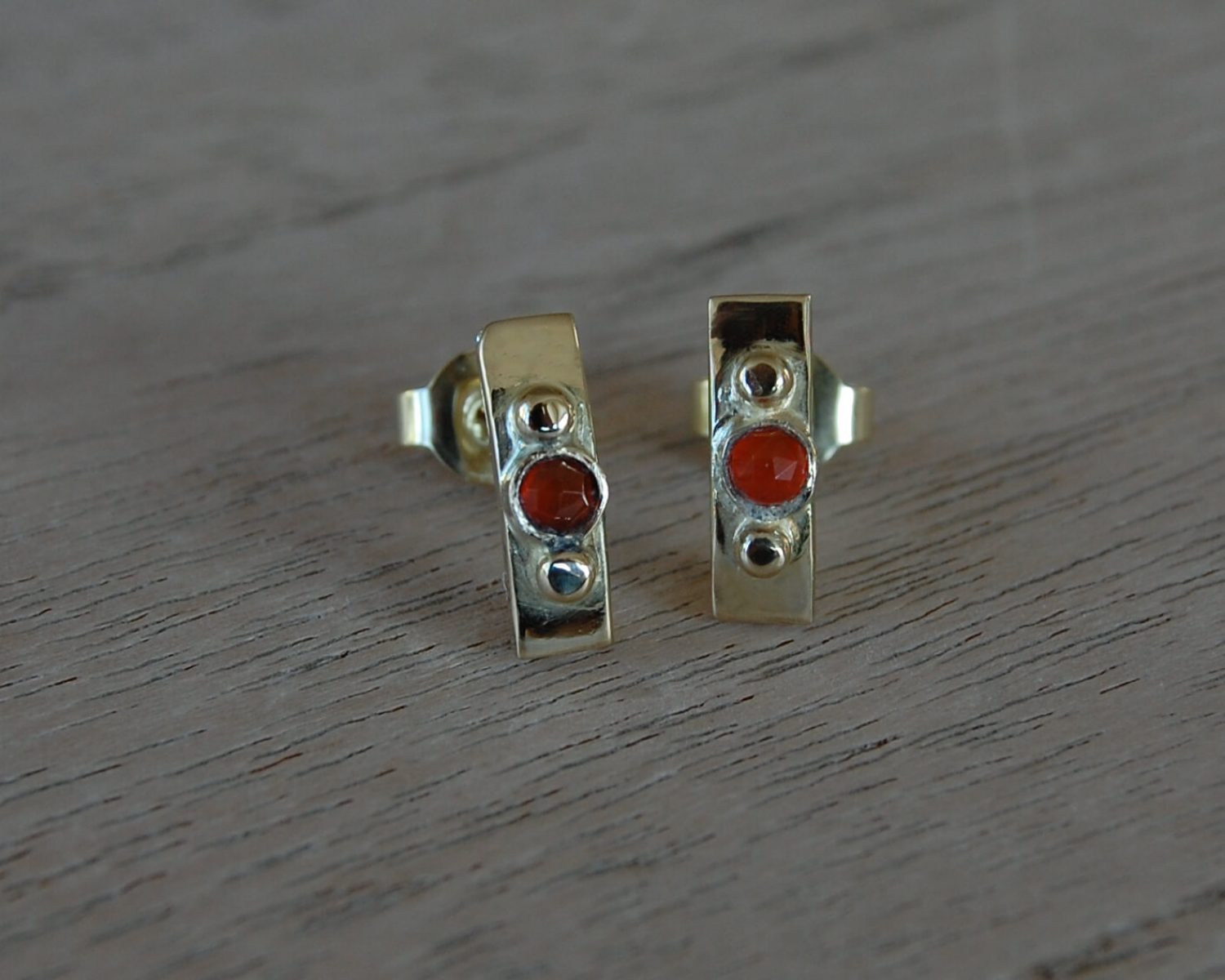 Oorbellen gemaakt uit aangeleverde gouden sieraden - inclusief carneool. Bij deze oorbellen is een passende ring gemaakt (zie "herinneringssieraden").