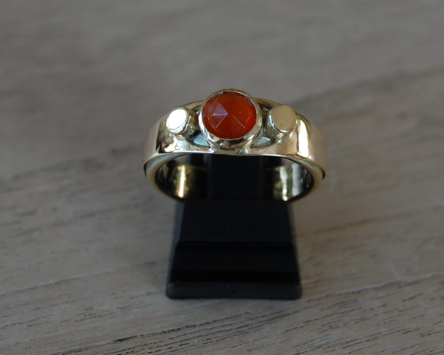Dunne ring is opgeknapt en om een trouwring gemonteerd - inclusief nieuwe carneool en twee bakjes gevuld met wat as. Bij deze ring zijn passende oorbellen gemaakt (zie "oorbellen").
