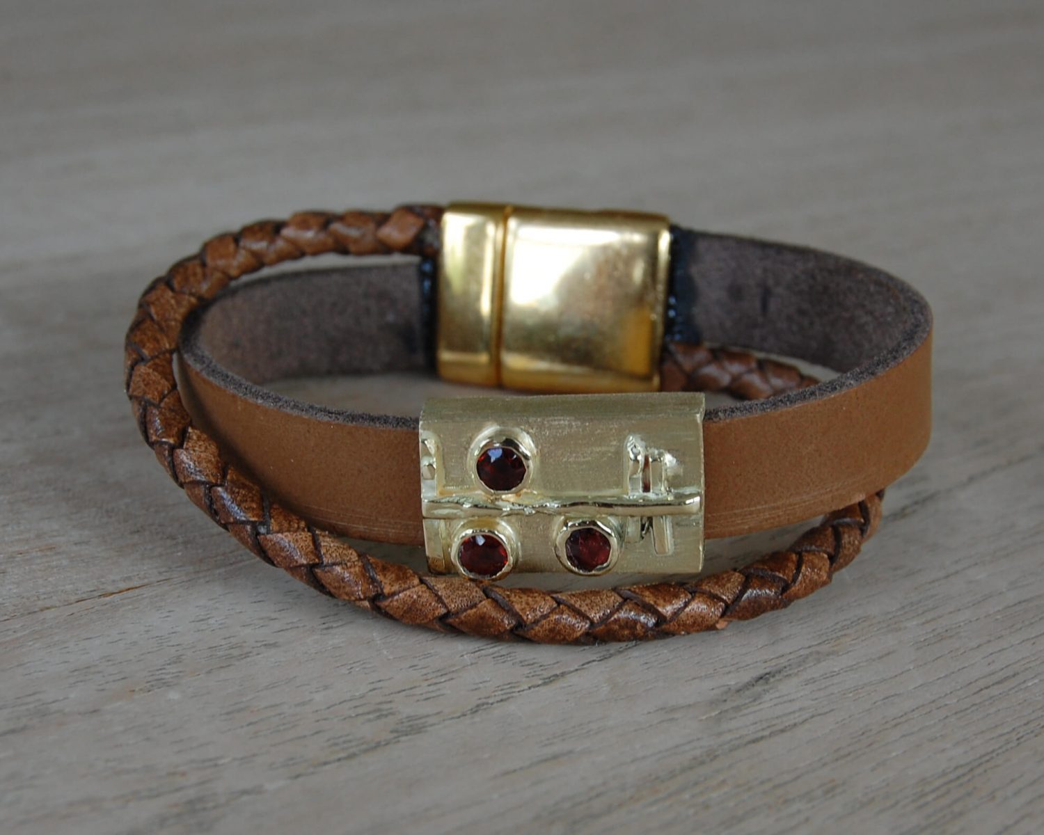 Leren armband met kastje gemaakt uit aangeleverde gouden sieraden - inclusief 3 opnieuw gezette robijnen.