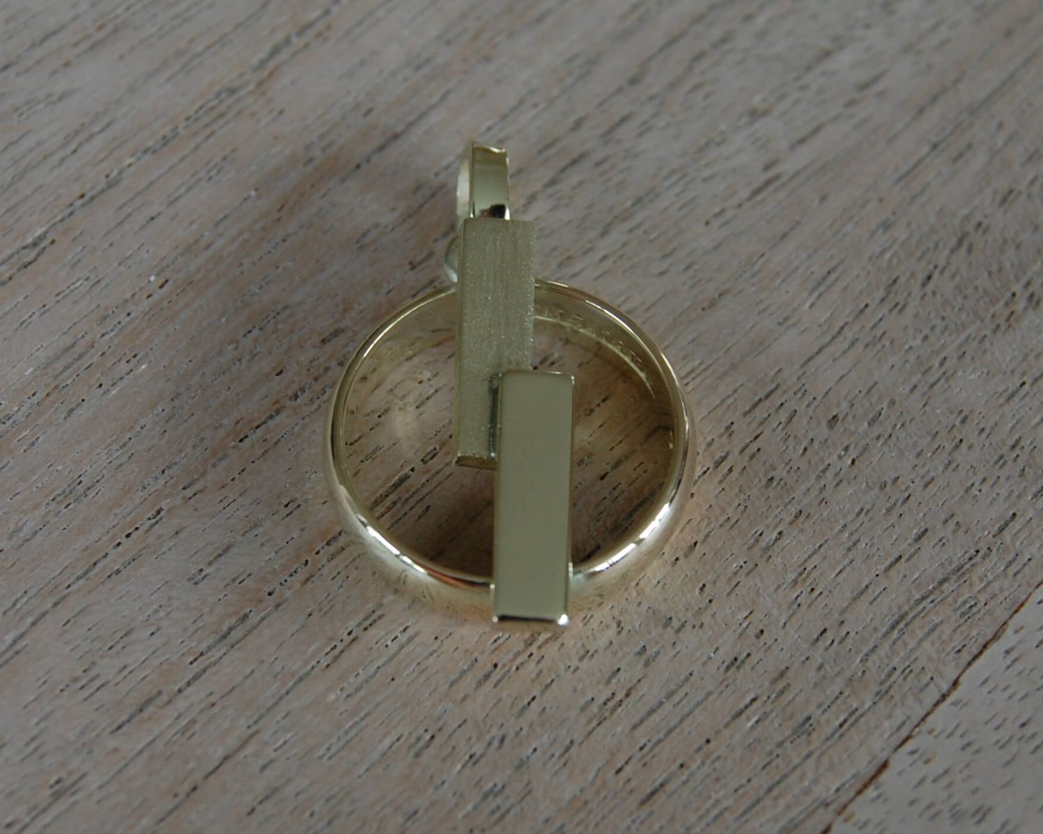 Hanger met als basis een aangeleverde trouwring en accenten uit aangeleverde gouden sieraden.