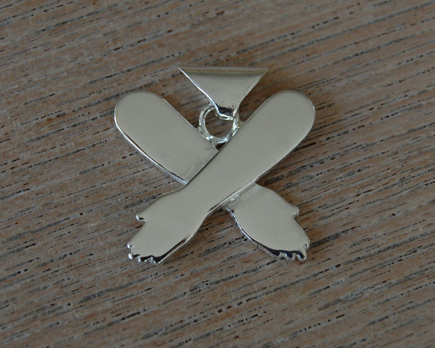 Symbolische hanger ("voor vrouwen die er bewust voor kiezen geen kinderen te krijgen") in zilver.