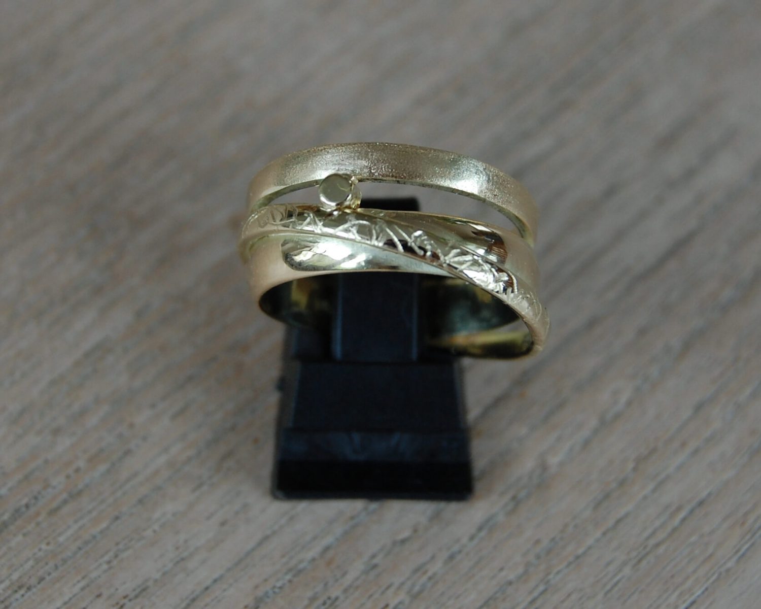 Ring gemaakt uit aangeleverde trouwringen en een derde ring, waarbij de gravures bewaard zijn gebleven - inclusief asbusje.