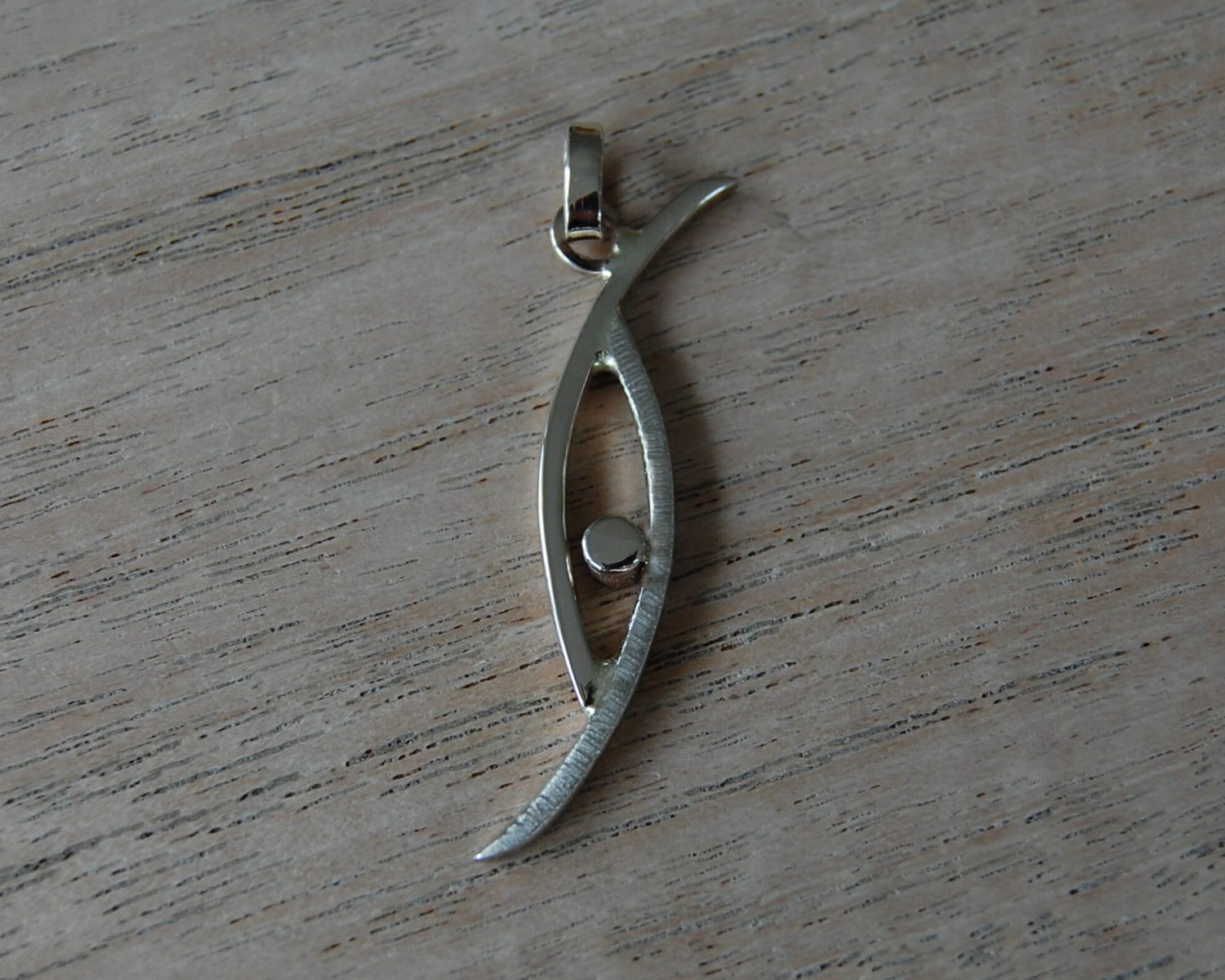 Symbolische hanger in 14 karaats witgoud - inclusief asbusje.