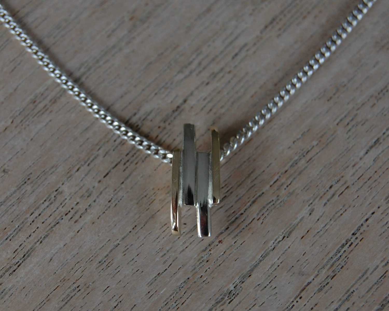 Hanger uit aangeleverd zilver en goud - passend bij eerder gemaakte ring (zie "ringen") en nieuwe oorbellen (zie "oorbellen").