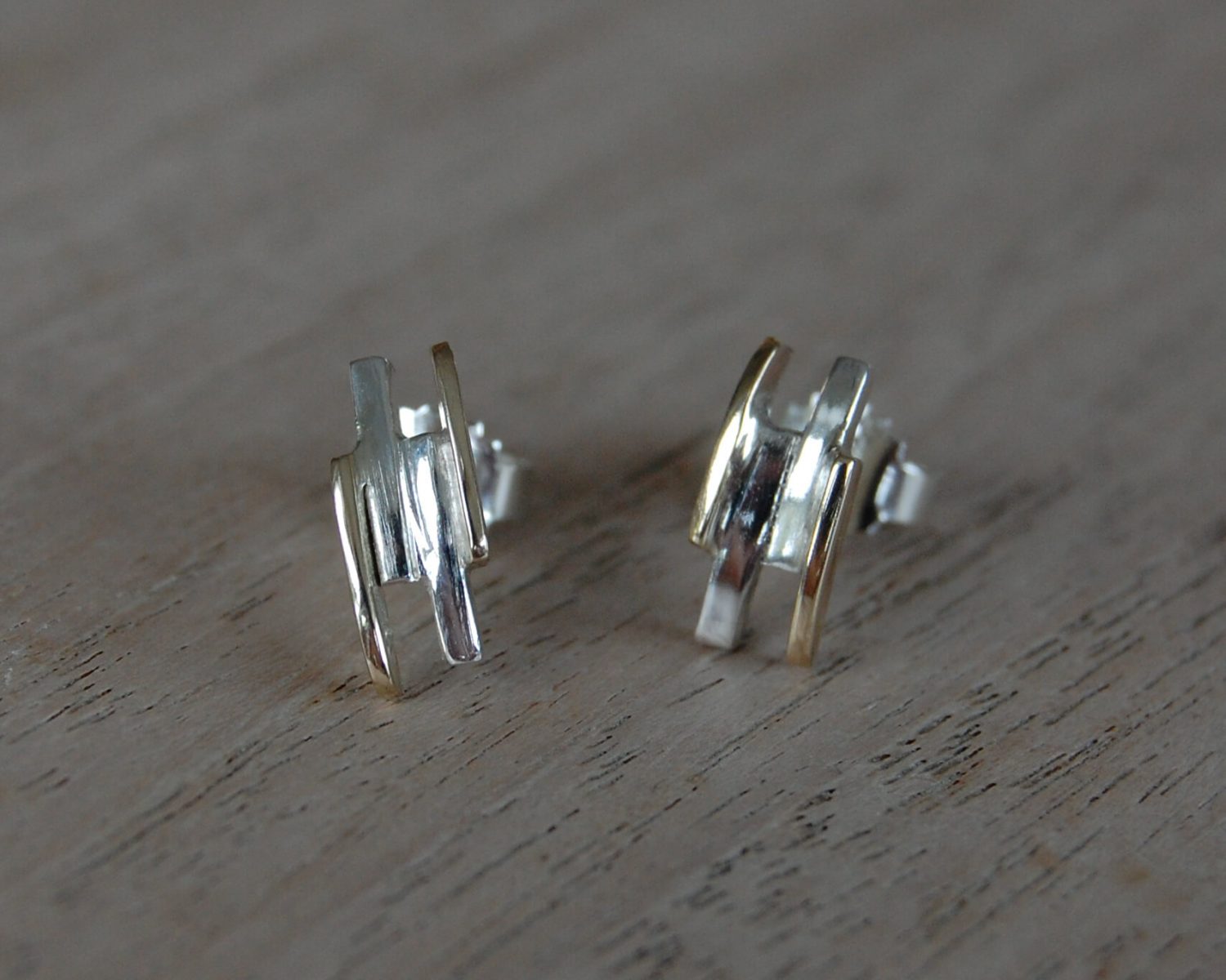 Oorbellen uit aangeleverd zilver en goud - passend bij eerder gemaakte ring (zie "ringen") en nieuwe hanger (zie "halssieraden").