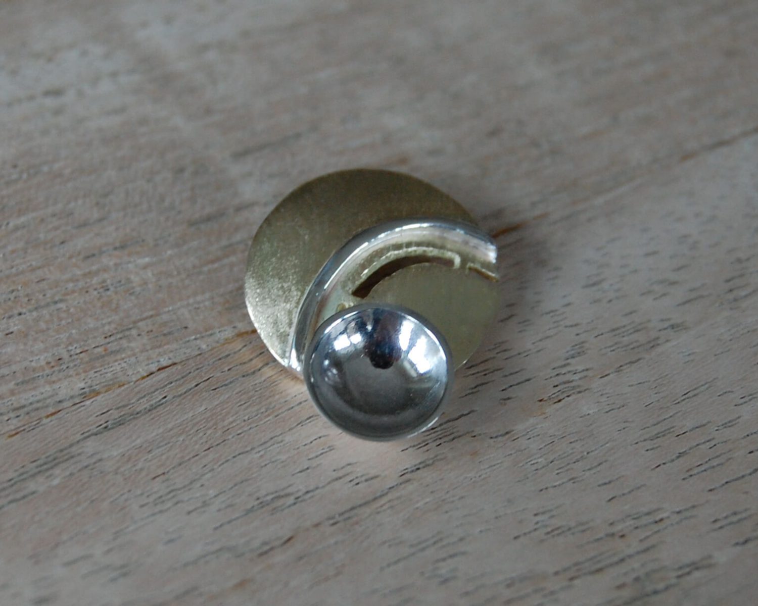 Hanger met een basis uit aangeleverd goud en accenten in zilver.
