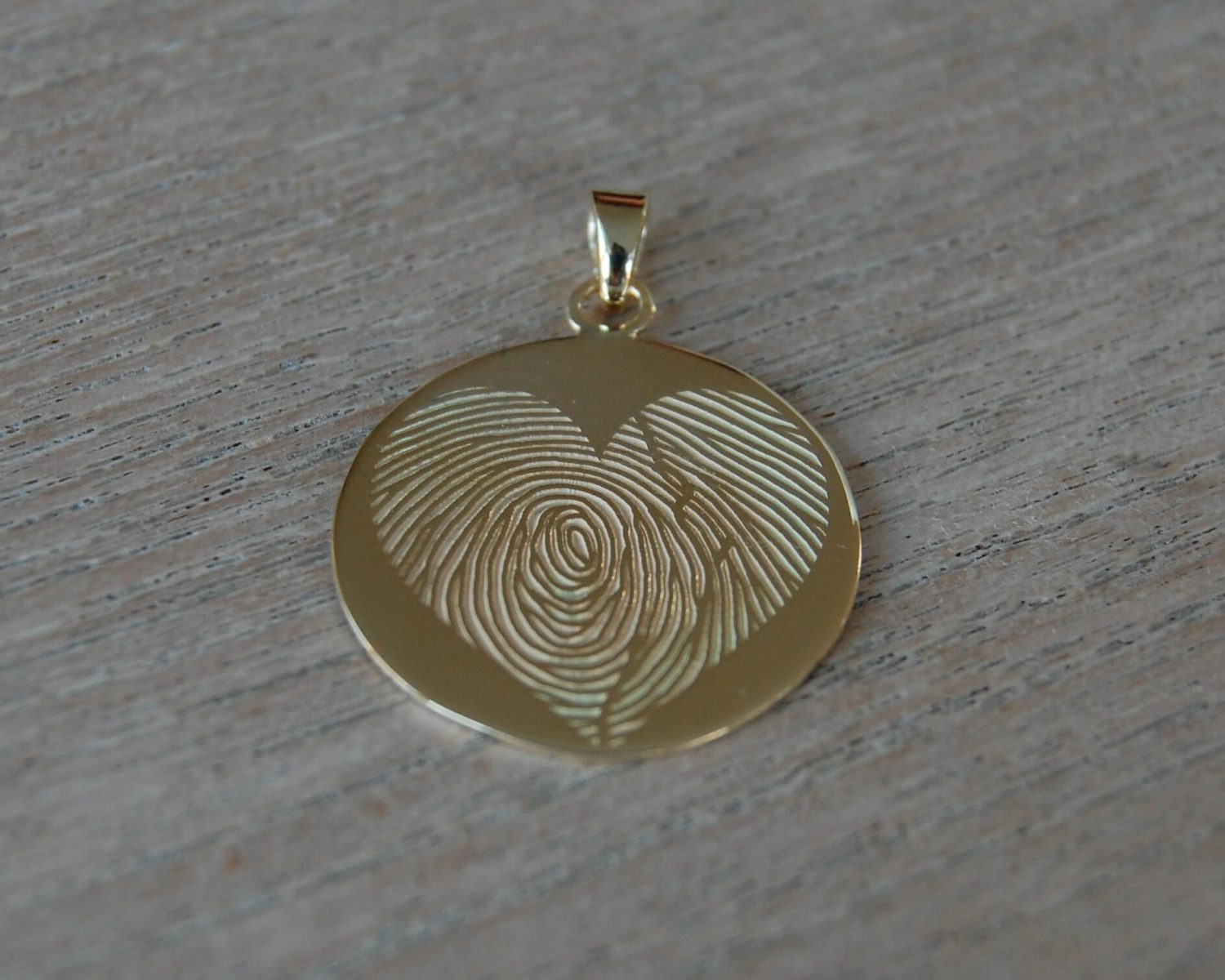 Symbolische hanger gemaakt uit aangeleverde gouden trouwring - inclusief gelaserde vingerafdruk.