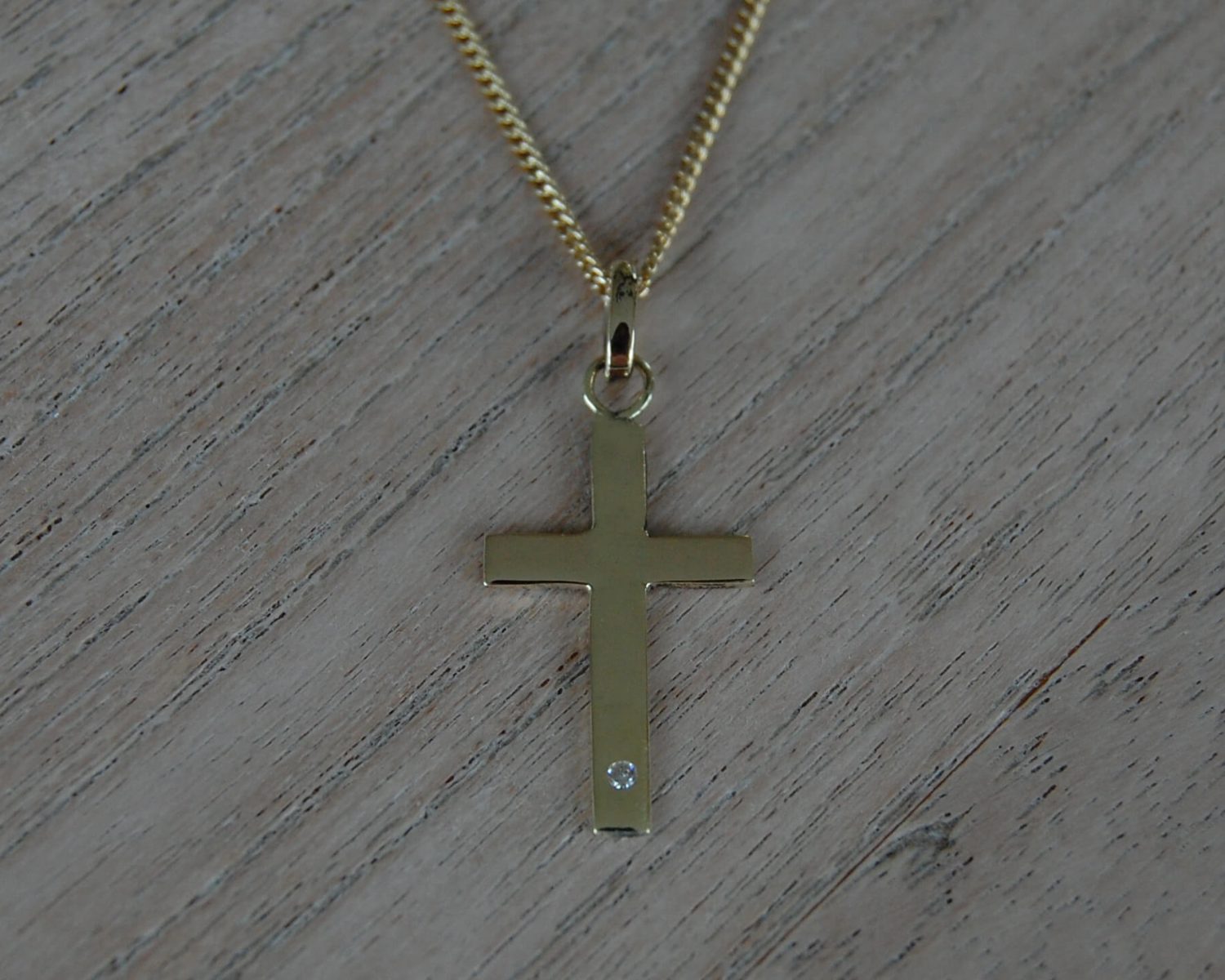 Van een bestaand hangertje en wat toegevoegd goud is dit nieuwe model gemaakt - inclusief diamant.