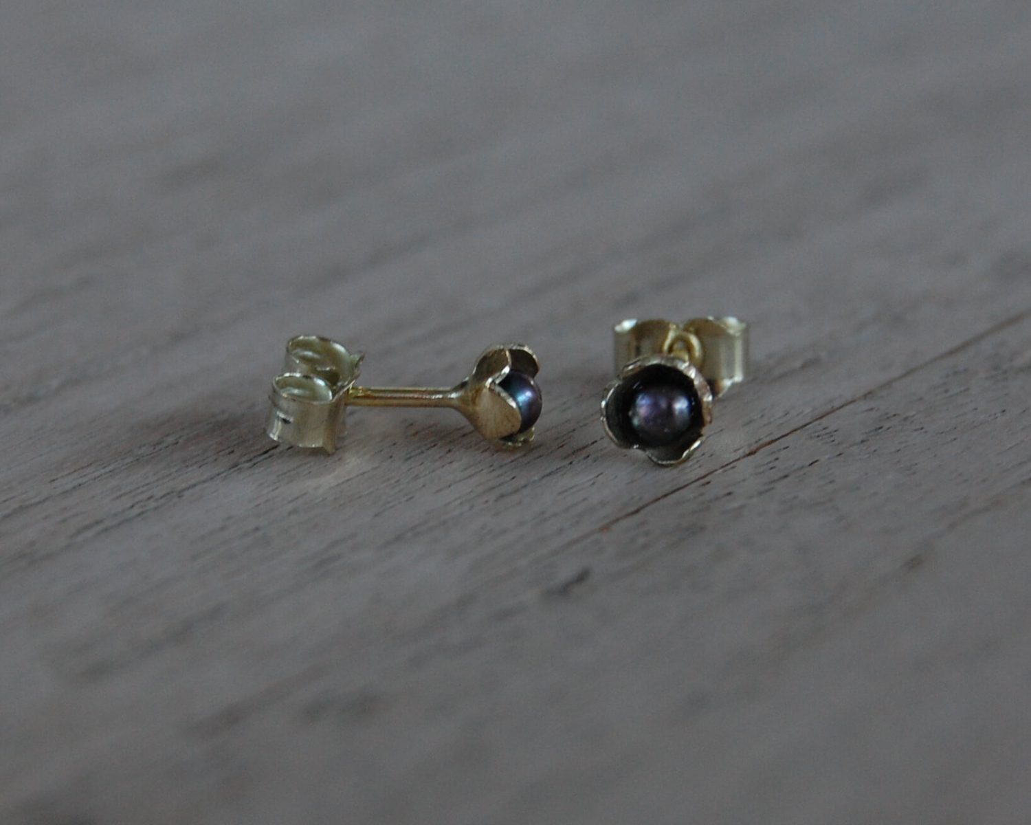 Oorbellen gemaakt uit aangeleverd goud - inclusief opnieuw gezette zwarte parels.