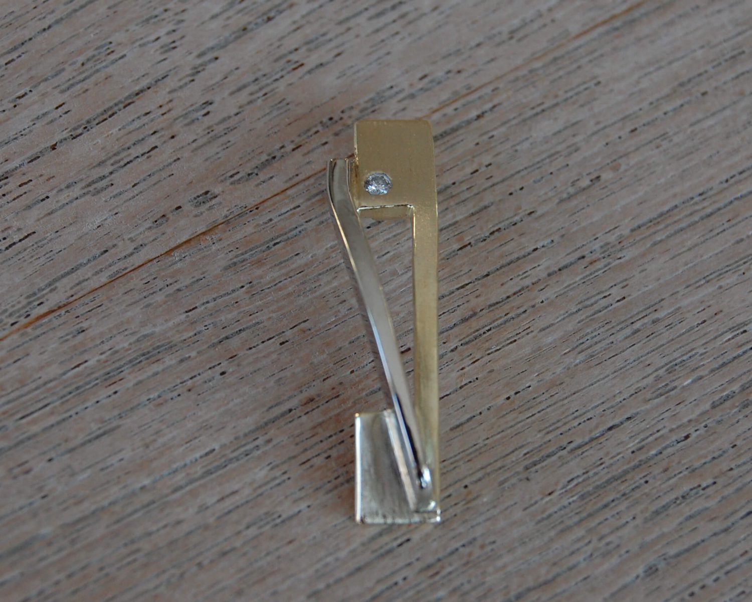 Hanger uit aangeleverd geelgoud en toegevoegd witgoud - inclusief opnieuw gezette diamant, passend bij ring (zie album "ringen").