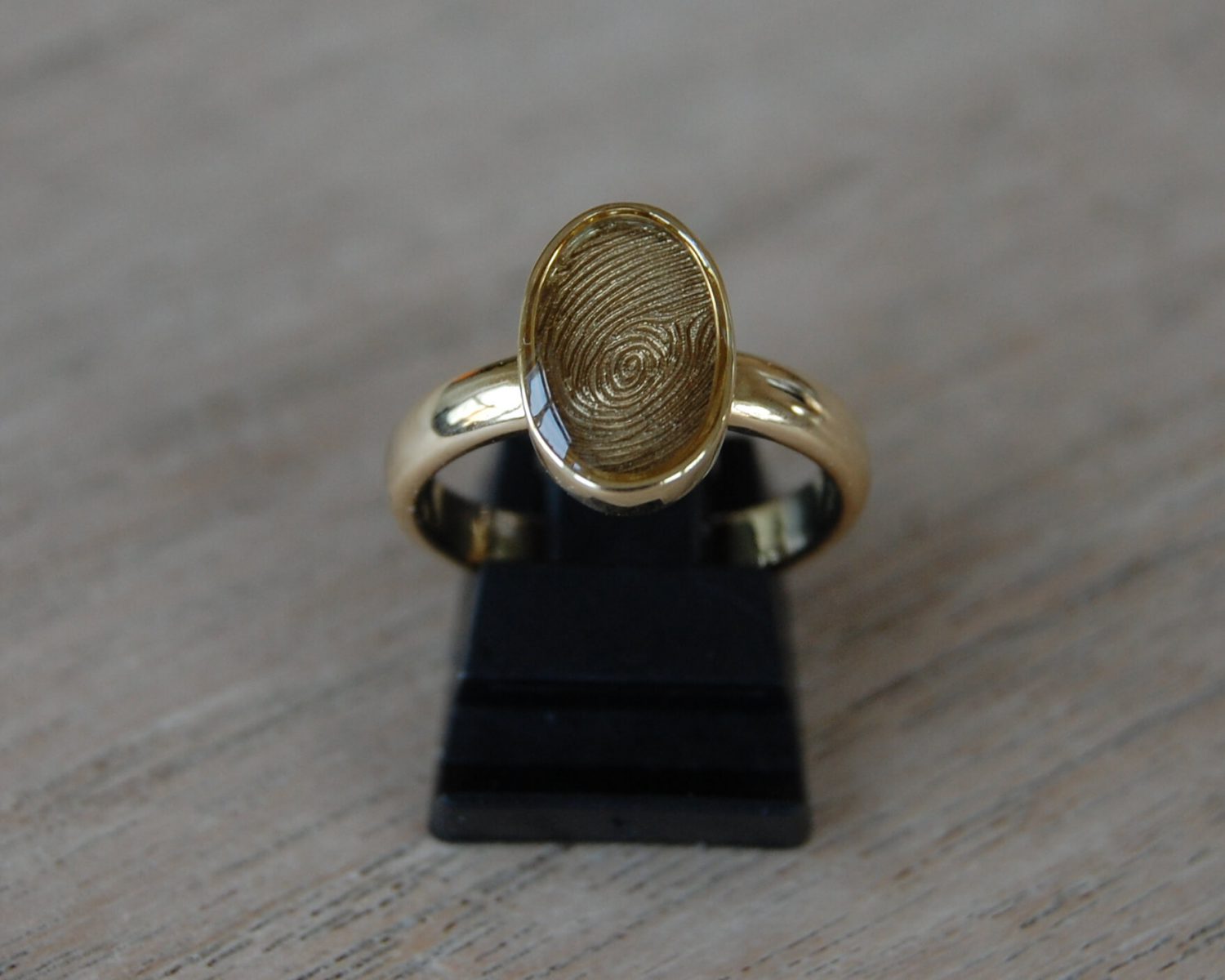 Ring met een aangeleverde trouwring als basis - inclusief vingerafdruk onder epoxyhars.