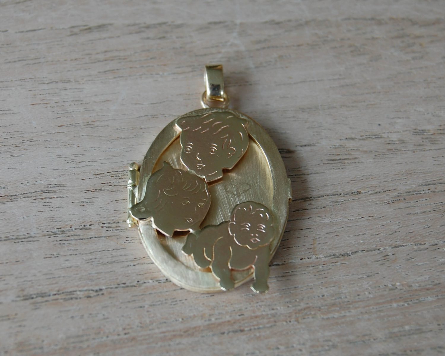 Médaillon gemaakt uit aangeleverde sieraden, waarin ook 3 bestaande bedels verwerkt zijn.