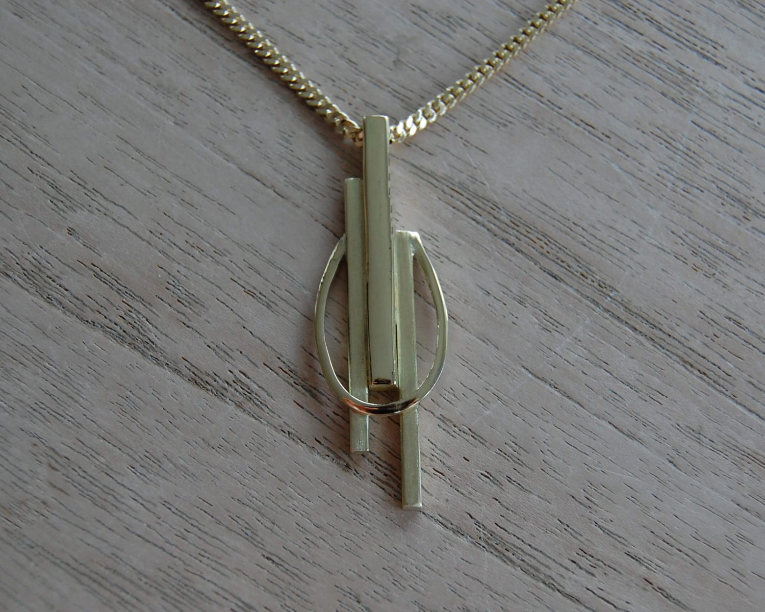 Hanger in 14 karaats geelgoud.
