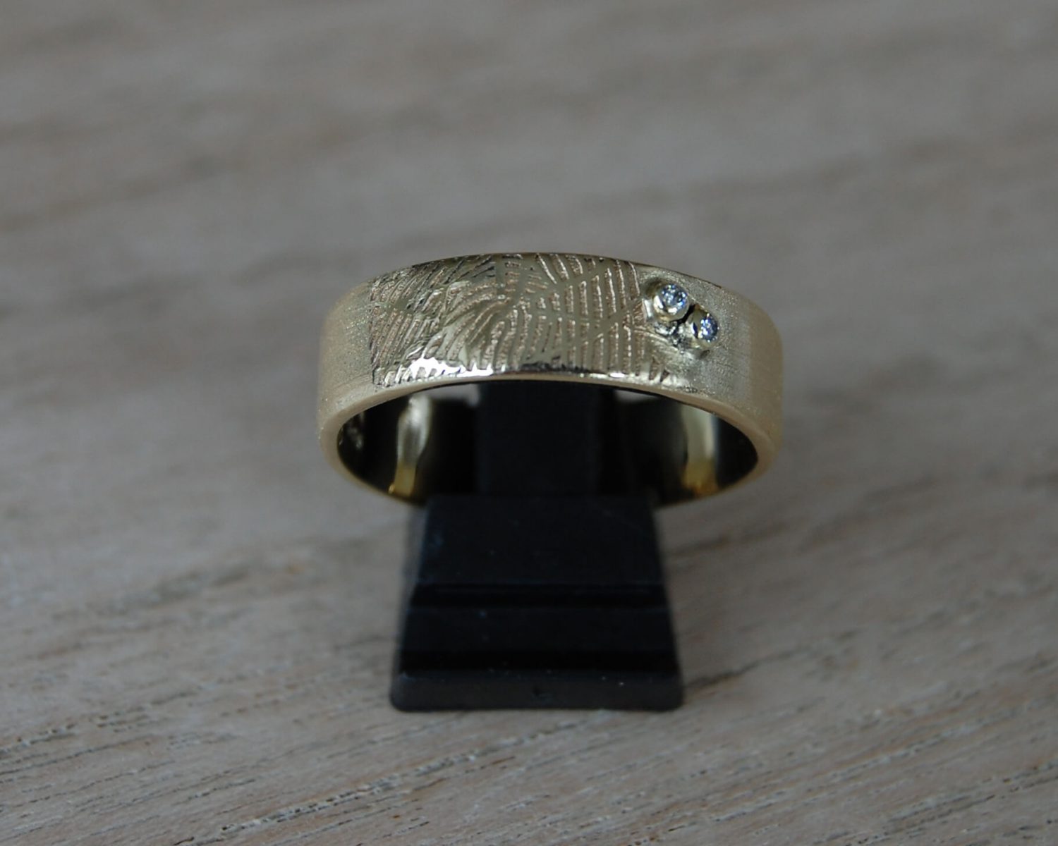 Ring gemaakt uit aangeleverd goud - inclusief 2 opnieuw gezette diamantjes en gelaserde vingerafdruk.