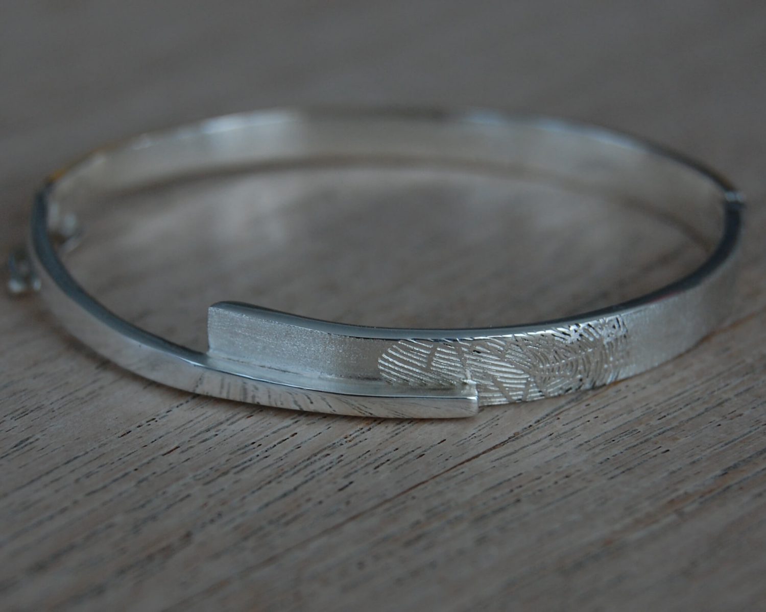 Symbolische armband in zilver - inclusief gelaserde vingerafdruk.