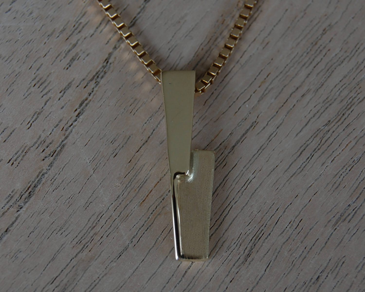 Hanger gemaakt uit aangeleverde gouden sieraden. Bij deze hanger is ook een bijpassende ring gemaakt (zie album "ringen").