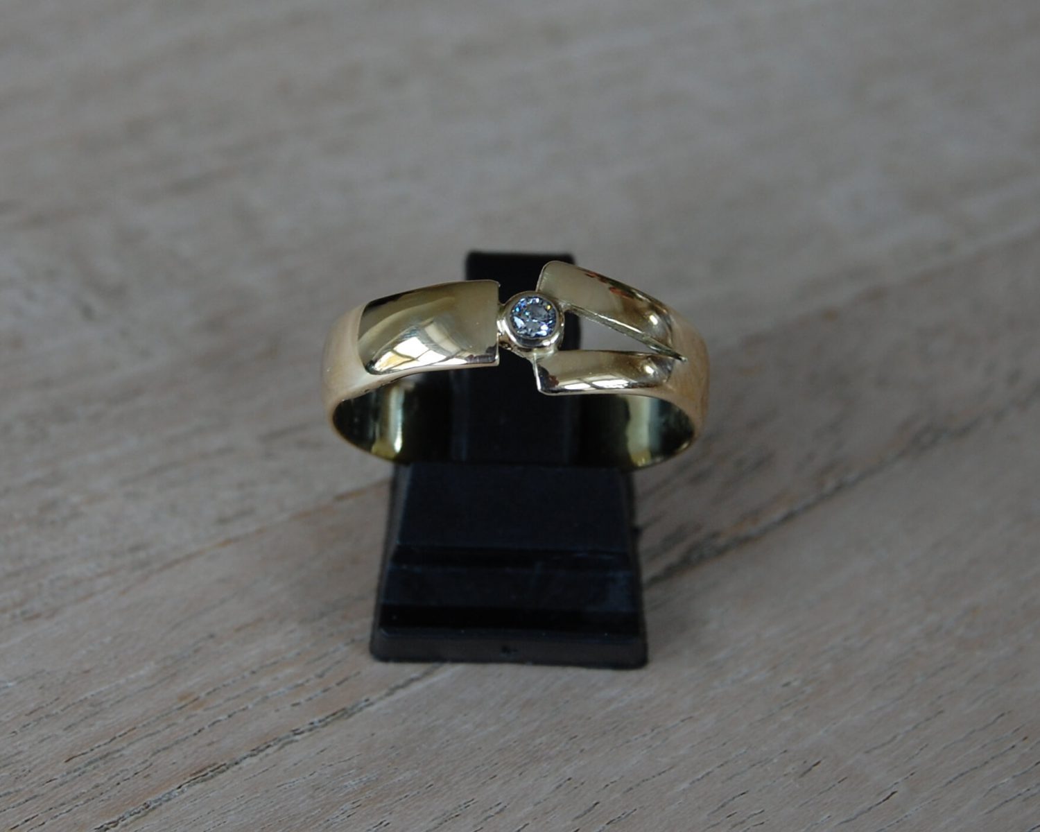 Een aangeleverde trouwring is aangepast - inclusief diamant van 0,07 karaat. Aan de binnenzijde van de ring is wat as opgeslagen.