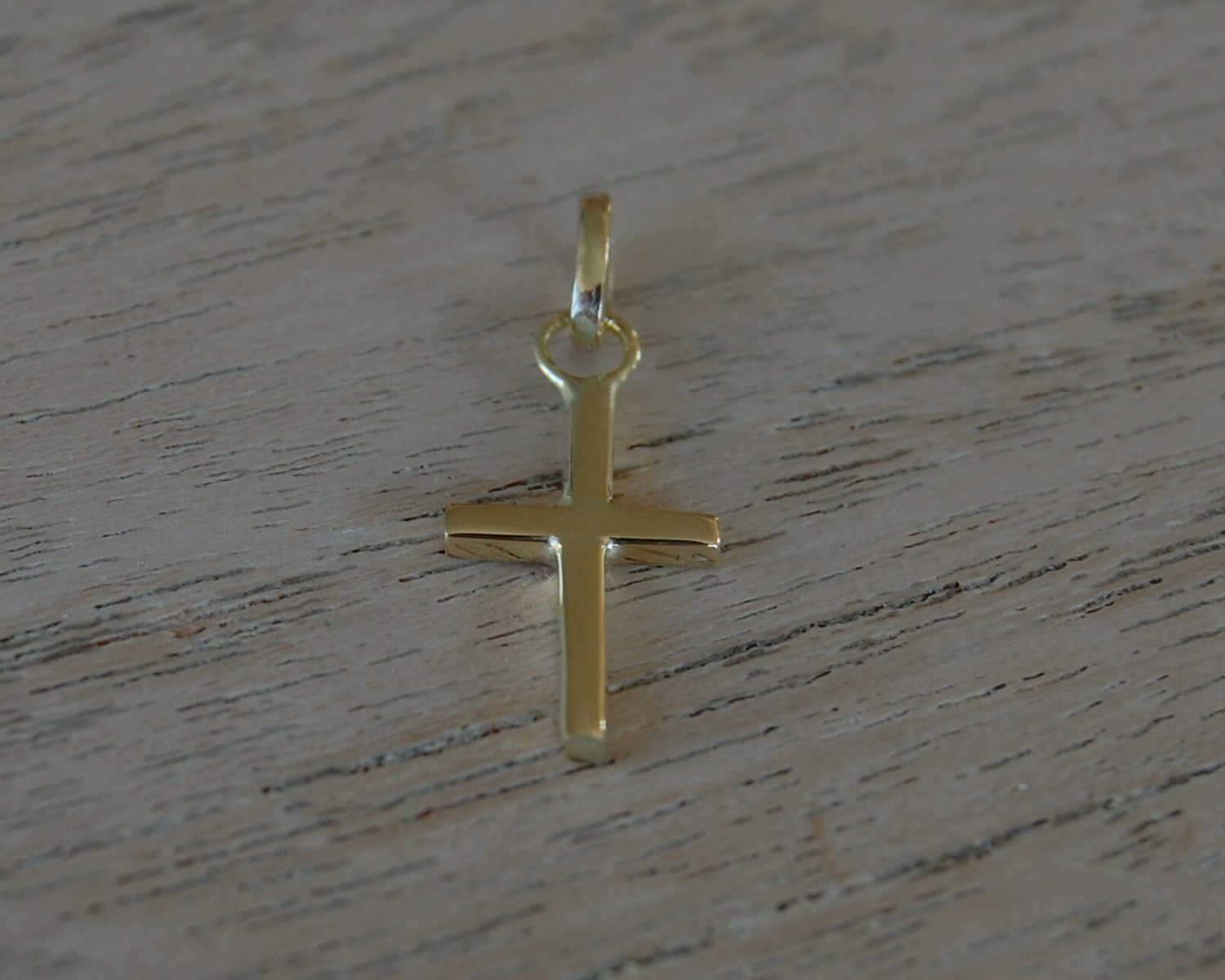 Hangertje gemaakt uit het restje goud dat overbleef na het aanpassen van een ring.