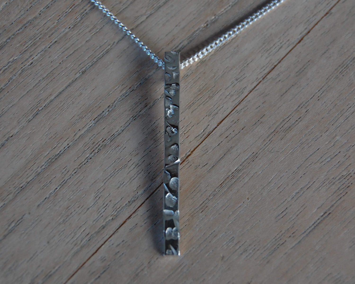 Hanger inclusief gourmetcollier in zilver, passend bij relatieringen en eerder gemaakte oorbellen.