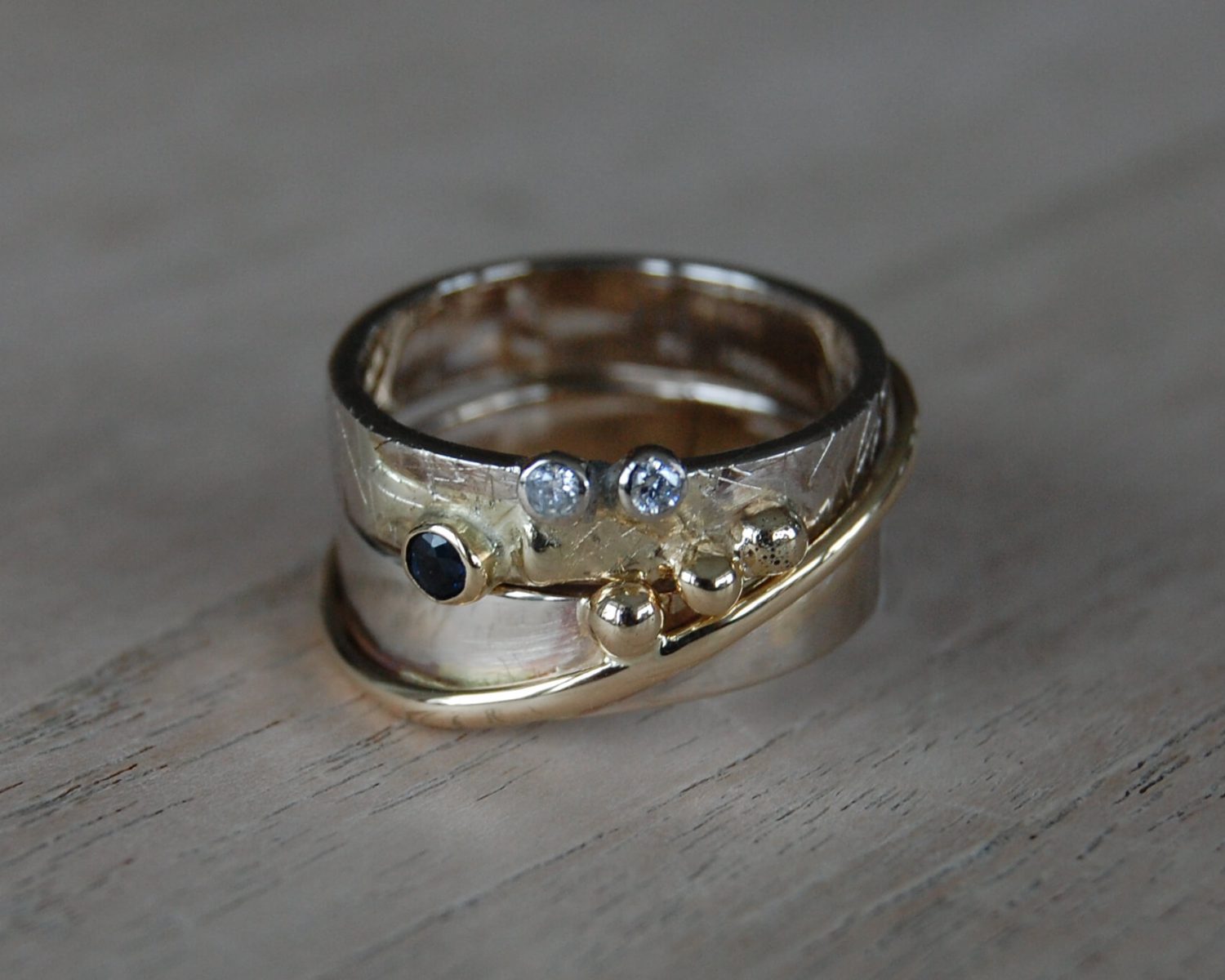 ring witgoud geelgoud saffier diamanten