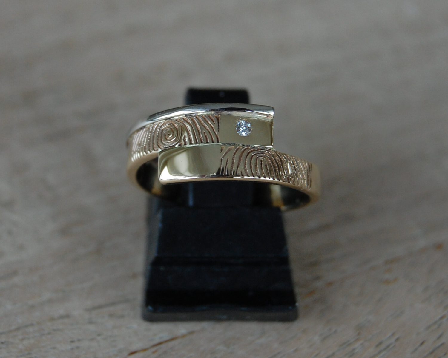 ring geelgoud witgoud diamant vingerafdrukken