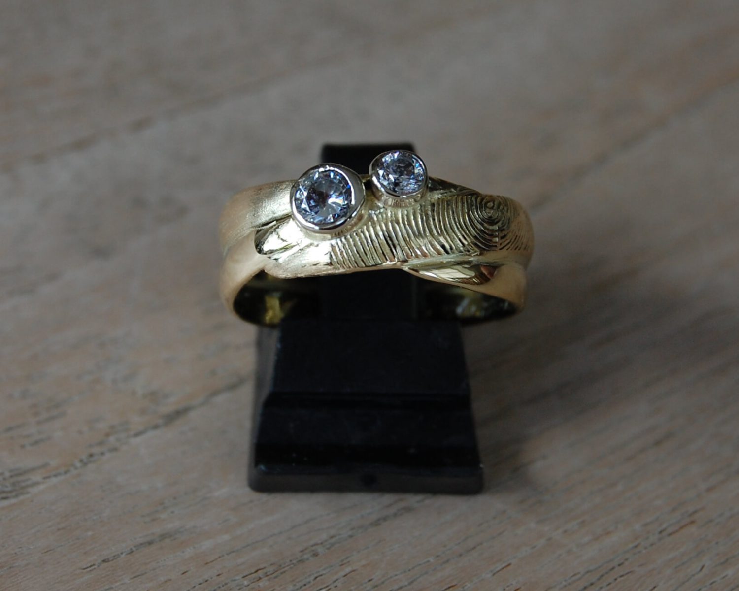 ring trouwringen geelgoud witgoud vingerafdruk zirkonia's
