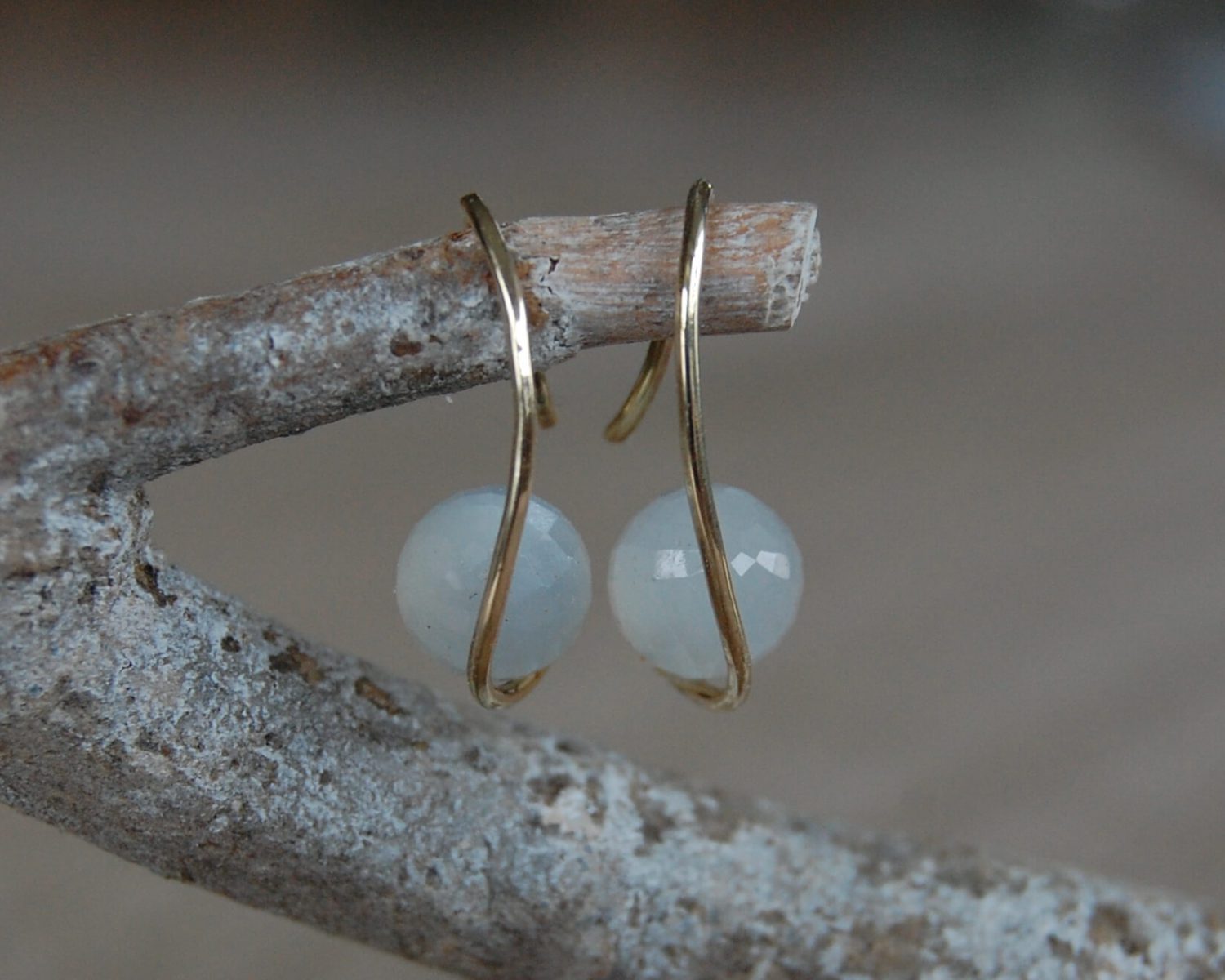 oorbellen goud chalcedoon