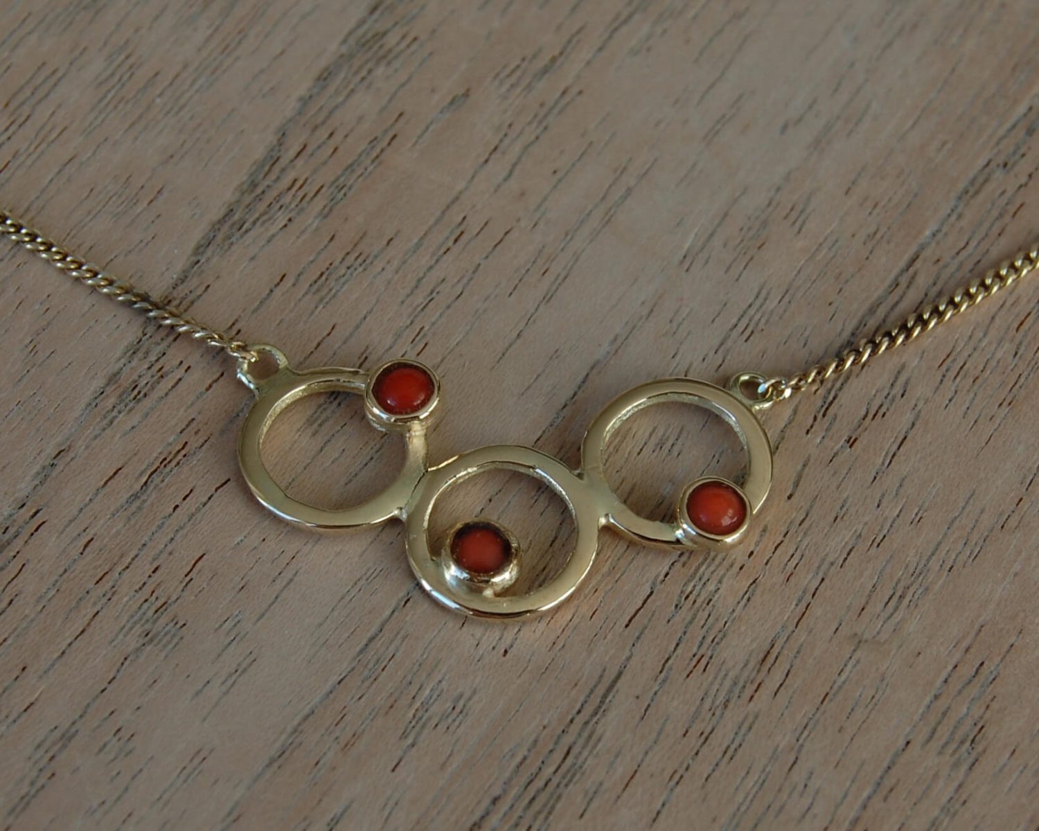 collier goud bloedkoraal