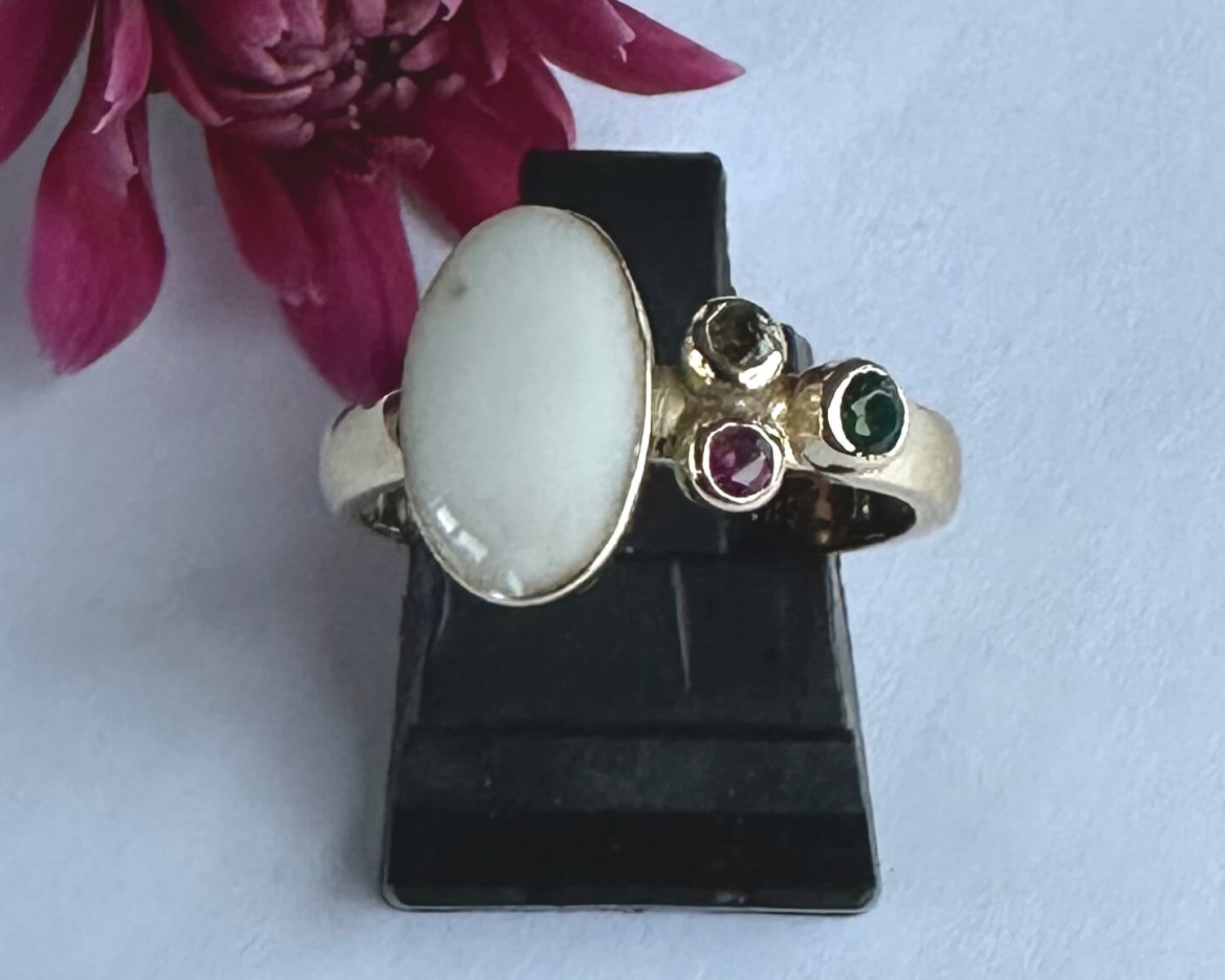 ring goud peridot robijn smaragd moedermelk epoxyhars